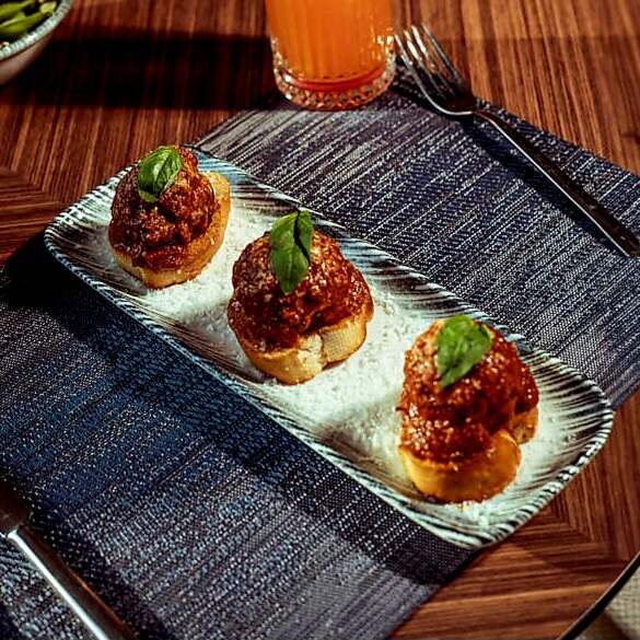 How To Make Juicy Swedish And BBQ Meatballs At Home