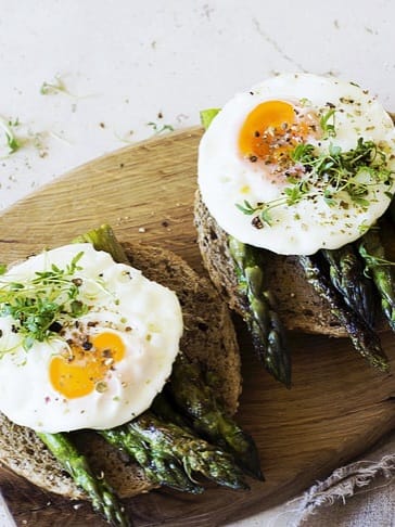 Roasted Asparagus with Prosciutto and Egg