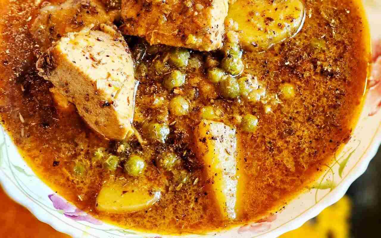 Chicken and Green Peas in Garlic Herb Sauce