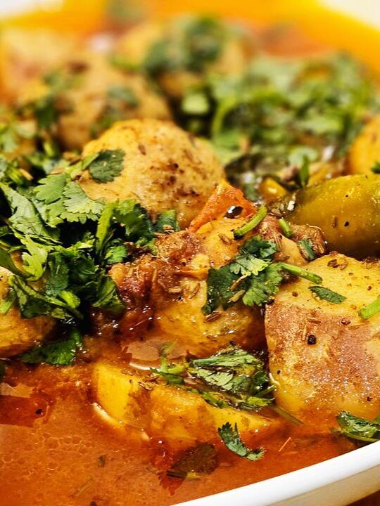 Chicken and Green Peas in Garlic Herb Sauce